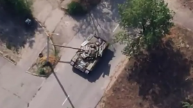 VIDEO // Un tanc rusesc a încercat, disperat, să scape de tunurile ucrainene și s-a ascuns într-o clădire. Ce s-a întâmplat după